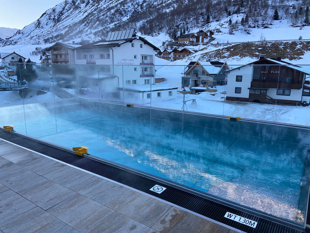 Babyhotel Ballonspitze heeft ook een prachtig en heerlijk verwarmde infinity pool. 