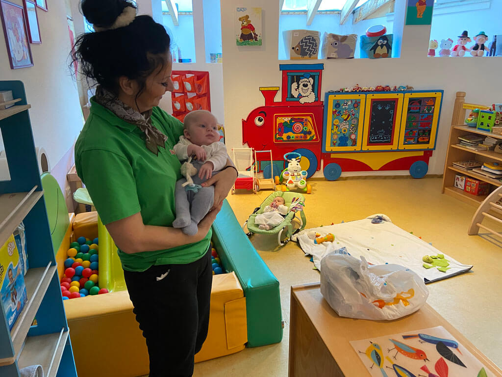 Altijd spannend om je kleintje bij 'vreemden' achter te moeten laten, maar de leidsters in babyhotel Ballunspitze zijn allemaal heel lief en zorgzaam. 