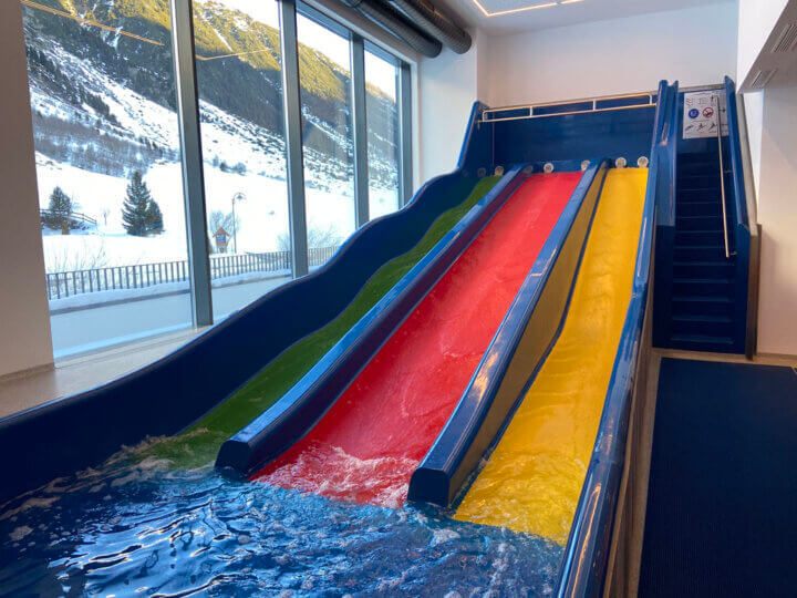 Babyhotel Ballunspitze heeft een zwembad met een apart gedeelte voor de glijbanen.