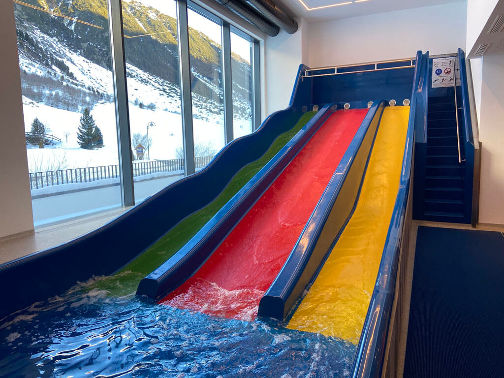 Babyhotel ballonspitze heeft een zwembad met een apart gedeelte voor de glijbanen.