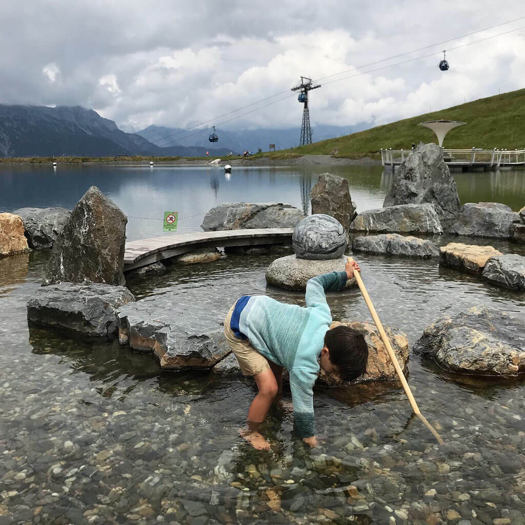 Het ‘Stille wasser’ is een meertje bij het middenstation van de Asitz berg, hier is het fijn afkoelen.