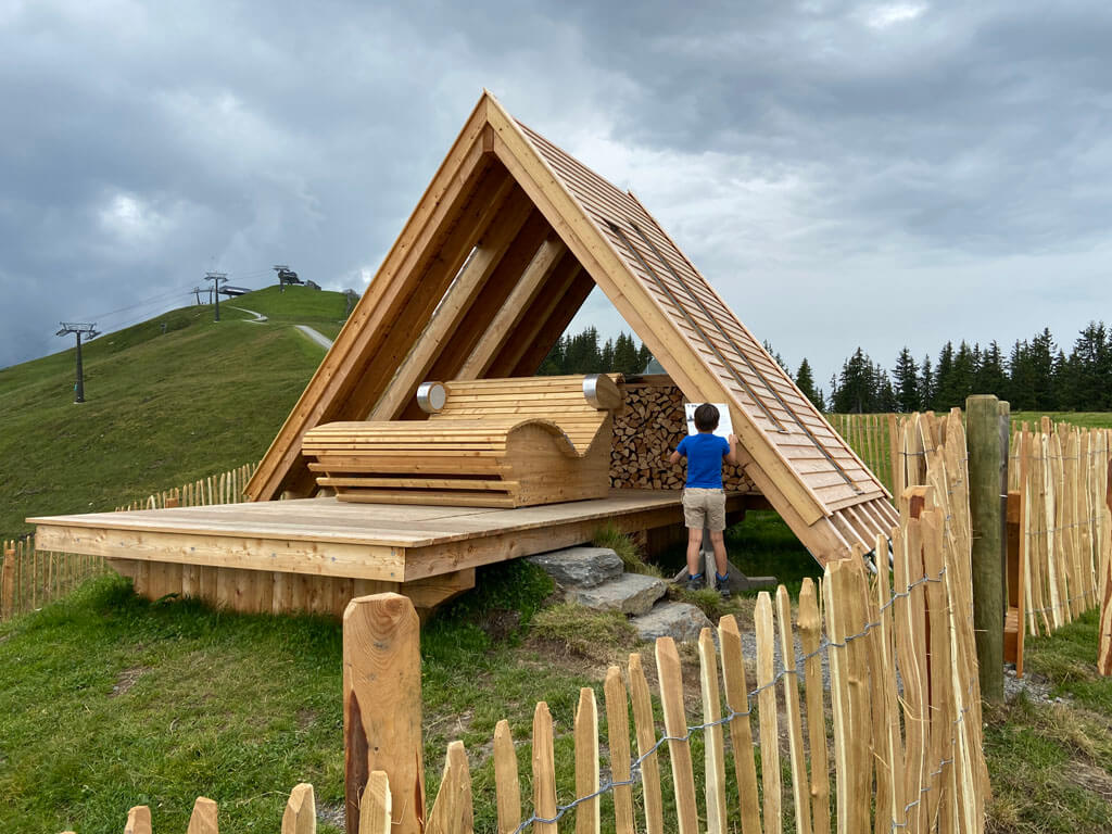 Onderweg komen we vaak deze huisjes tegen, rustplekjes met loungebank én muziek!