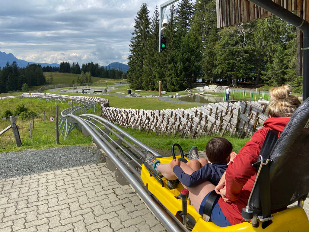 Timoks Alpine Coaster heeft Kaiserquelle, een reuzenslang en een 360° carousel.