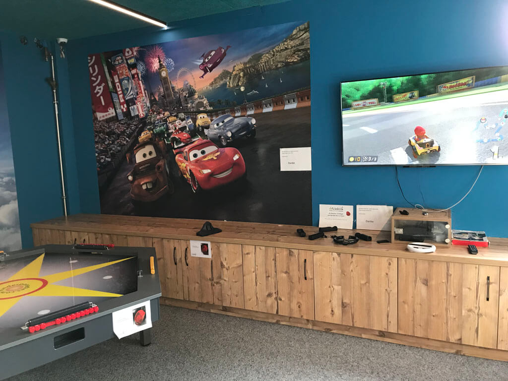 En een gamroom voorzien van computerspellen en andere tafelspellen.