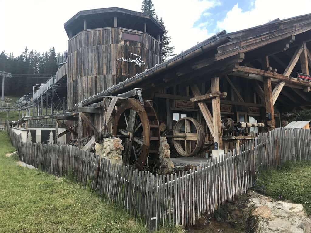 De oude watermolen is het startpunt van de Familie Coaster Schneisenfeger.