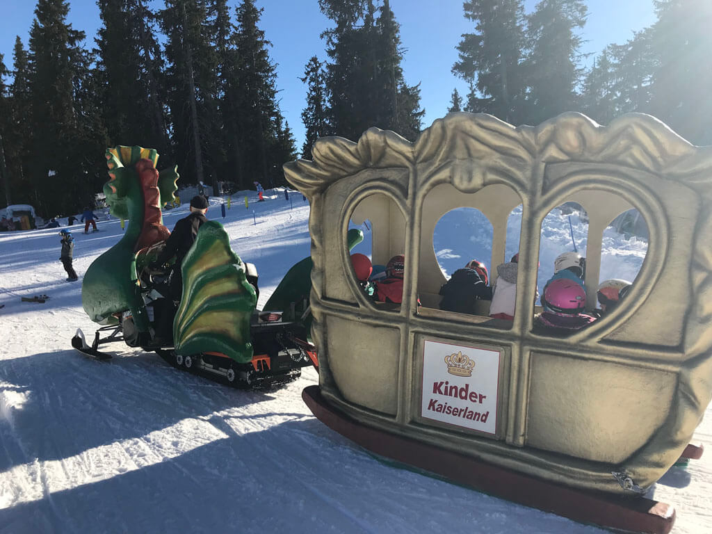 Het skiēn wordt afgewisseld met een ritje in de ‘drakentrein’.