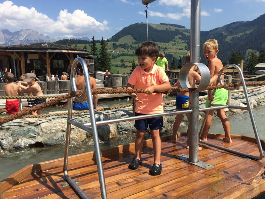 Een warme zomerdag in Wilder Kaiser, in Hexenwasser is het heerlijk afkoelen.