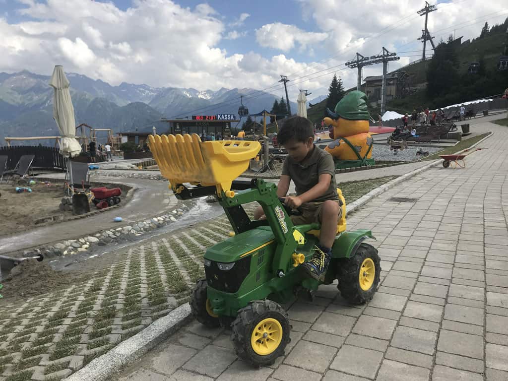 Bij Zomerfunpark Fiss zijn skelters, fietjes en tractors die je gratis kunt gebruiken.