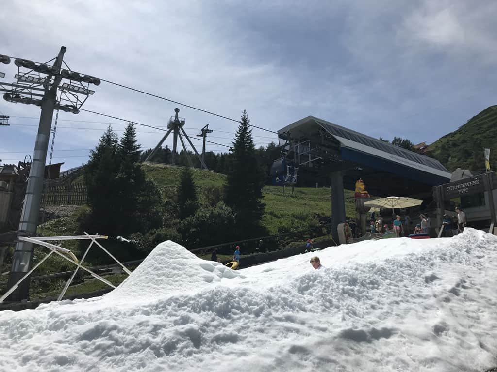 Al is het 25 graden, bij Zomerfunpark Fiss kan je tuben op echte sneeuw.