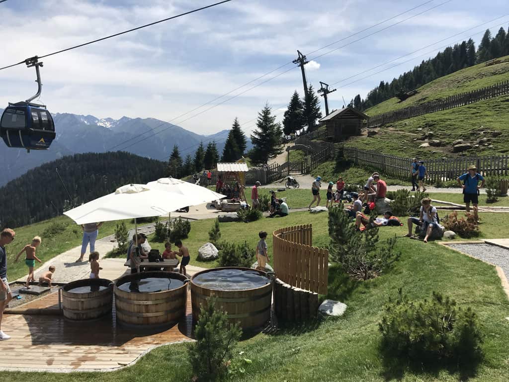 Even lekker afkoelen bij de Kneippbaden van Zomerfunpark Fiss.