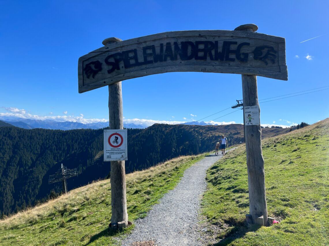 De Spielewanderweg start bij het bergstation van de Asitzberg.