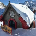 De kleintjes skiën letterlijk door het heksenhuis.