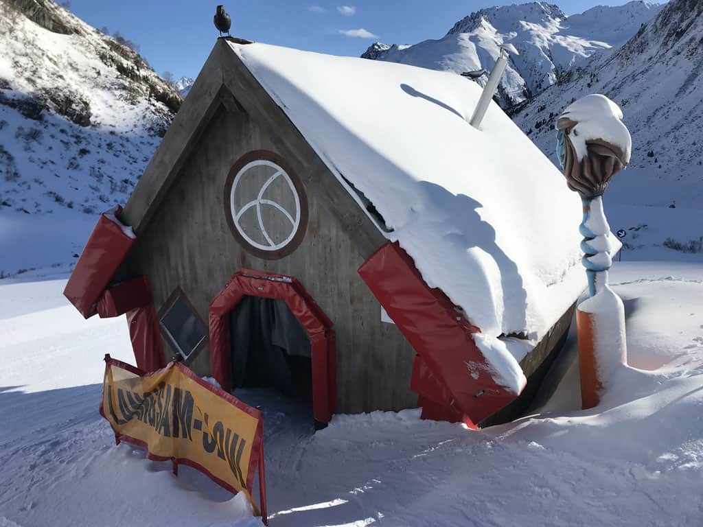 De kleintjes skiën letterlijk door het heksenhuis.