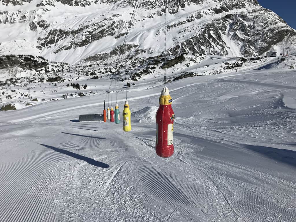 Via een salom naar beneden skiën.