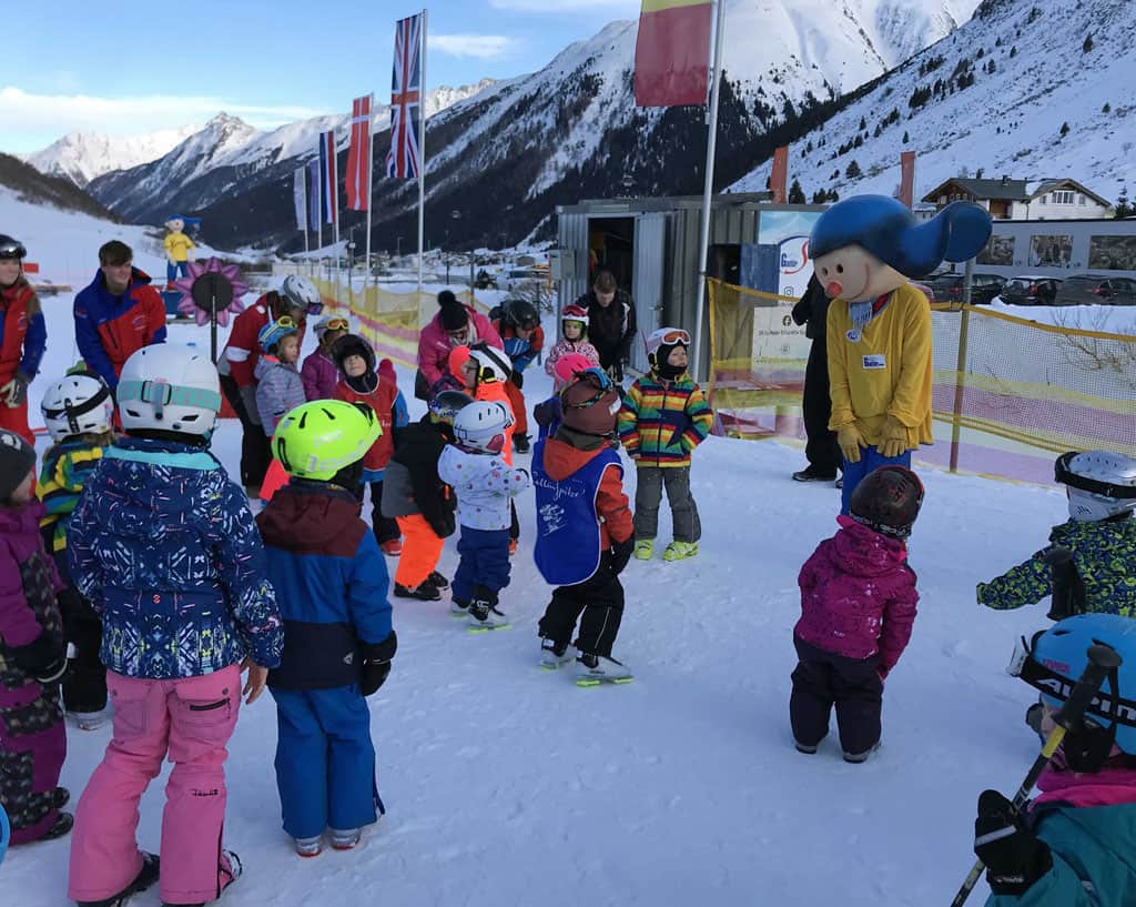 Elke dag wordt de skiles afgesloten met feestelijk dansen en zingen met Siggi.