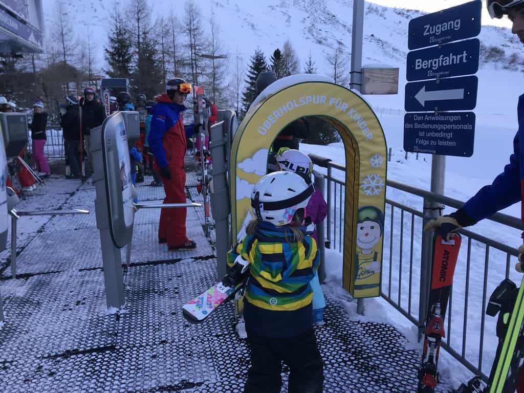Een speciale doorgang voor de kinderen bij de skilift.
