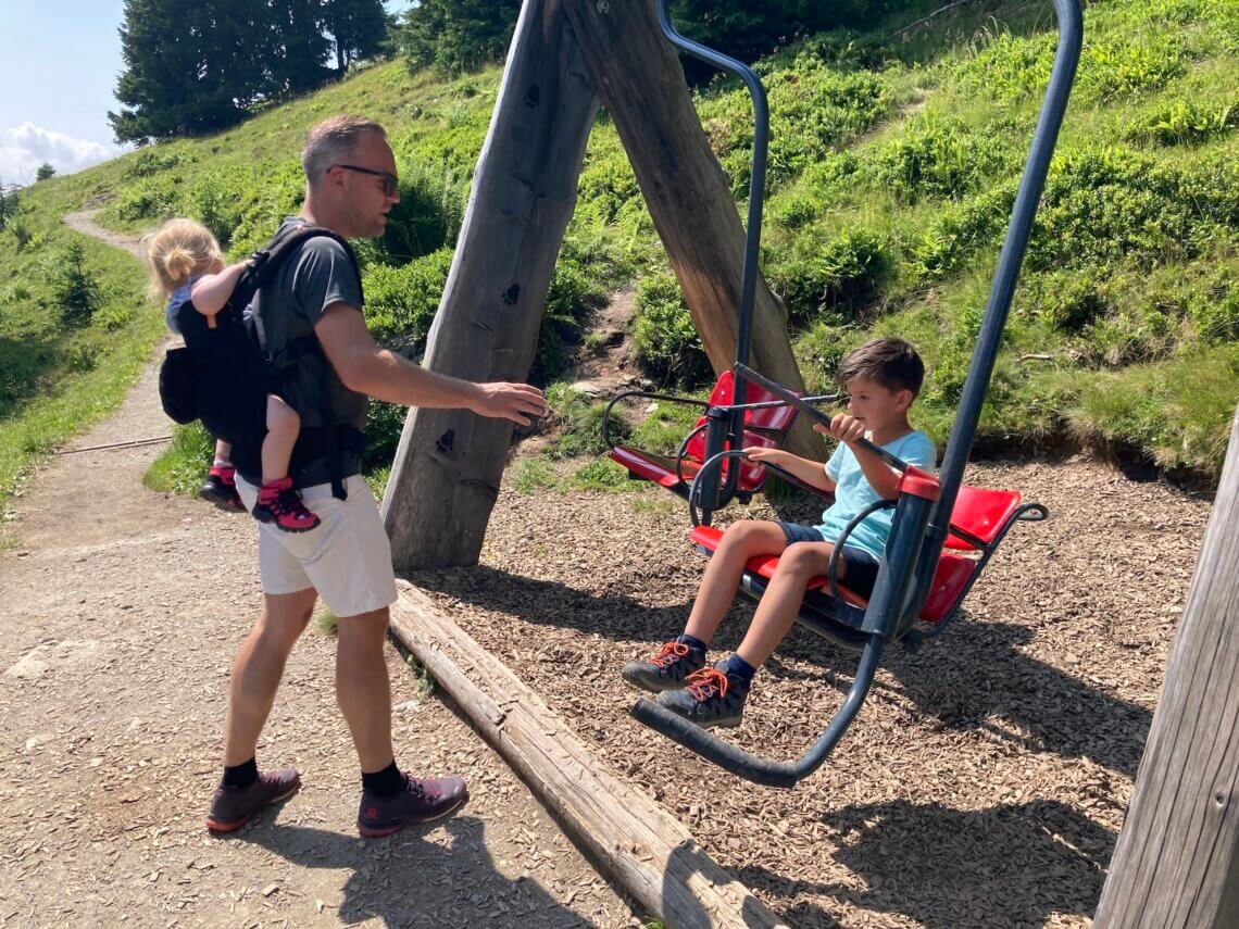 Onderweg even schommelen in een oude stoeltjeslift.