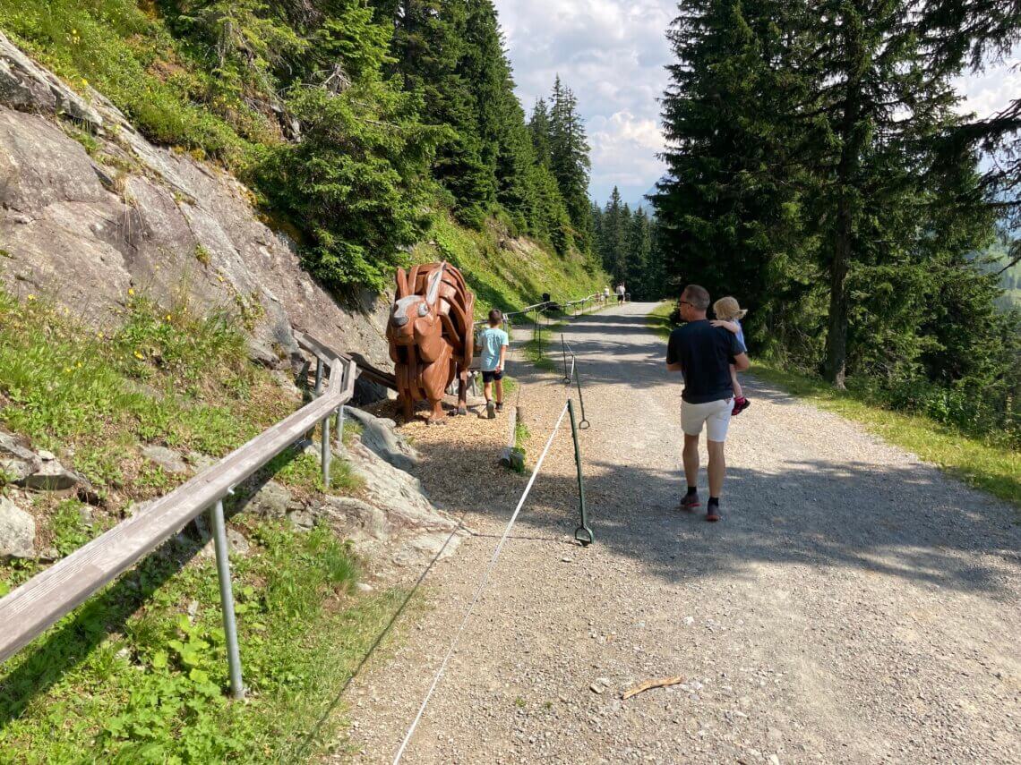 Het laatste stuk van de themawandeling van Alpinolino heeft een enorm lange knikkerbaan.