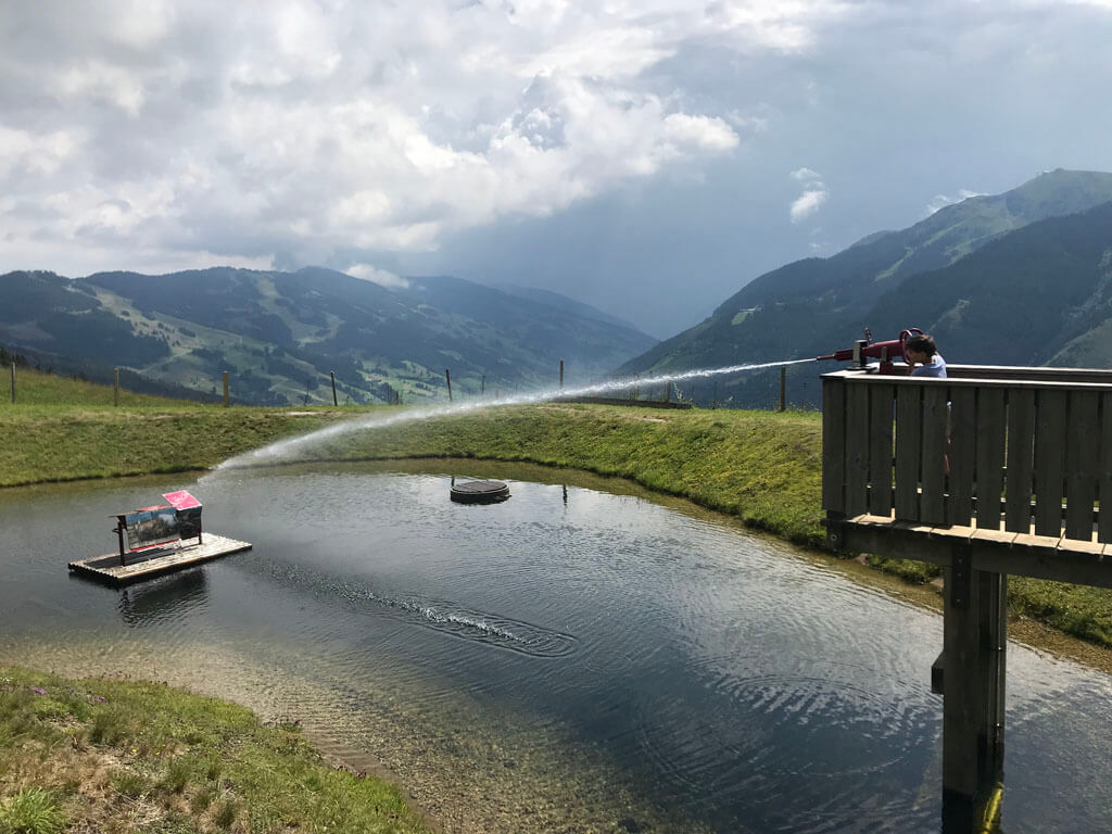 Bij het einde van deze kindvriendelijke wandeling in Saalbach Hinterglemm is zelfs een waterkanon. 