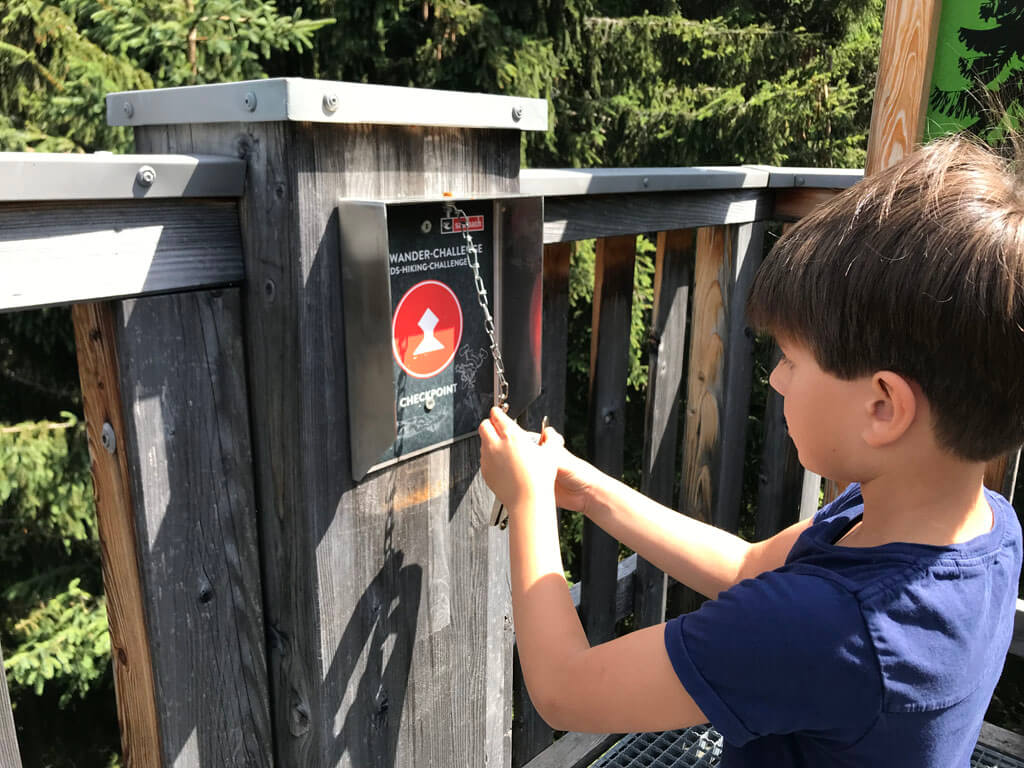 De Kids Hiking Challege daagt kinderen uit om te gaan wandelen.