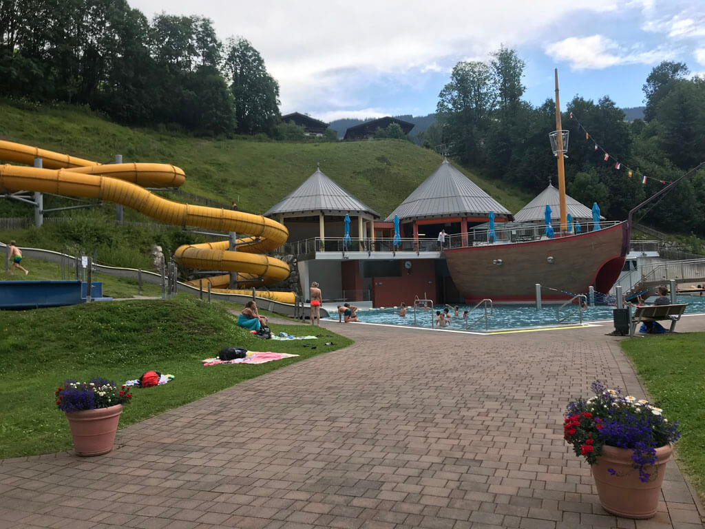 Käpt’n Hook Adventure Pool is een gethematiseerd buitenzwembad in Saalbach Hinterglemm.