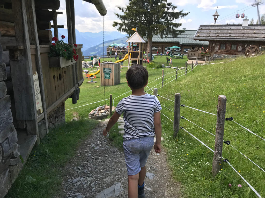 Halverweg is  de Panorama alm, een bergrestaurant met leuke speeltuin voor de kids en heerlijk zitten voor de ouders.