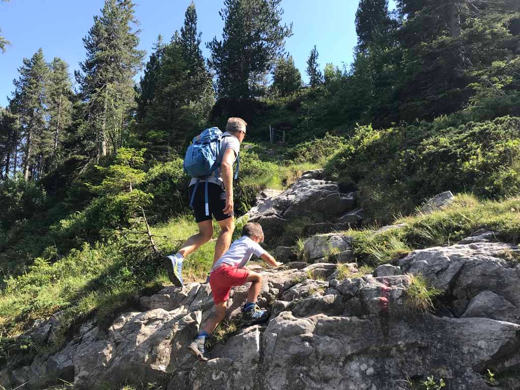 Tijdens de rondwandeling op de Niederhorn is het soms klimmen en klauteren.