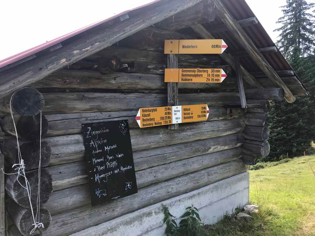 Vanaf de boerderij houden we rechts aan, richting het middenstation Vorsass.