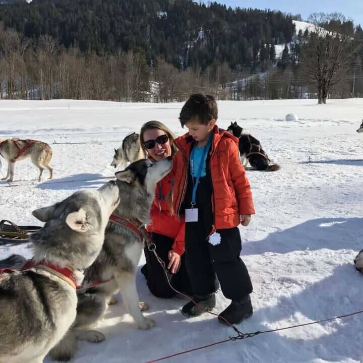 Eerst even met mama voorzichtig de husky’s knuffelen.