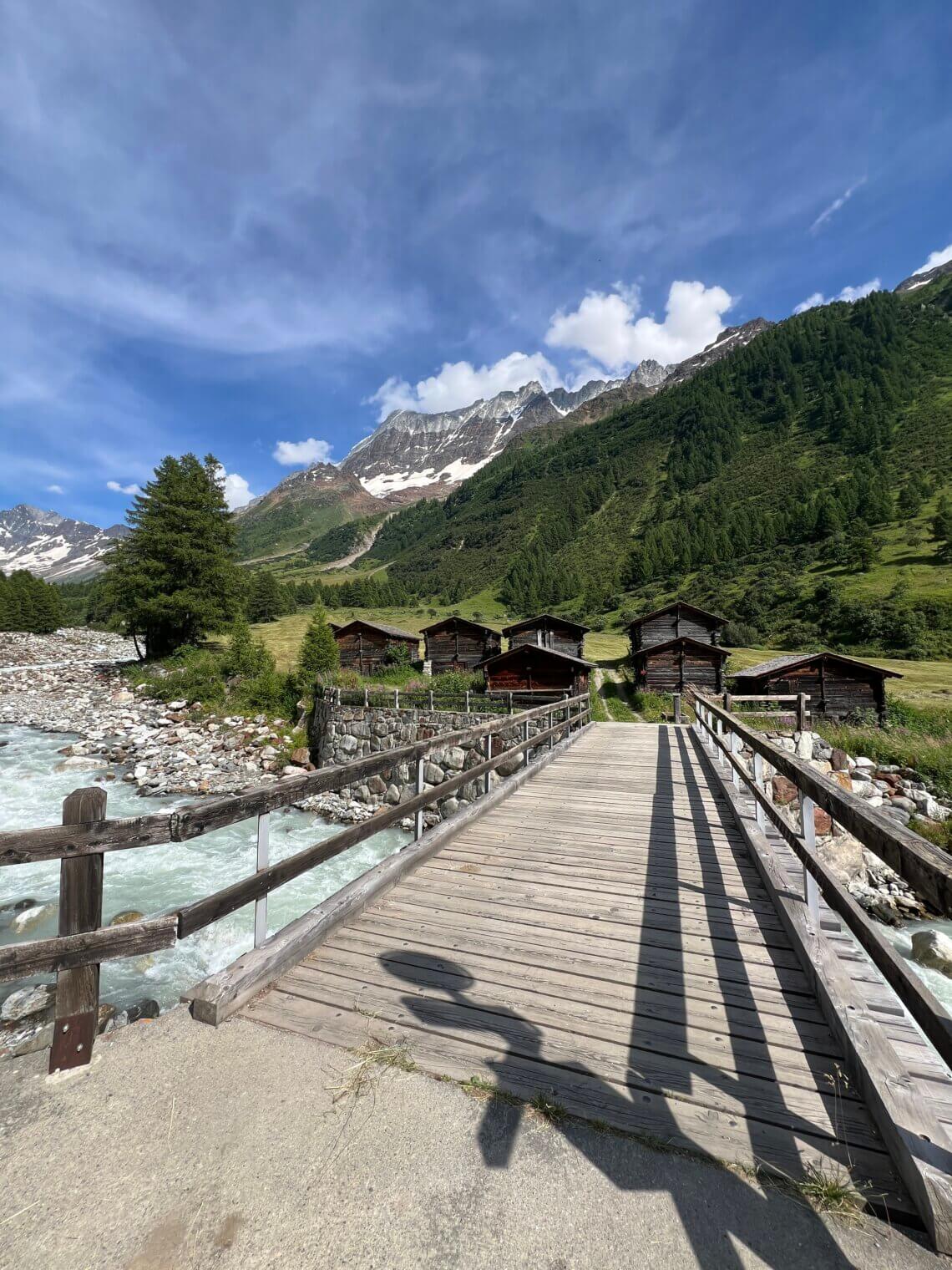 Het Lötchental met charmante dorpjes en typische Walliser chalets.