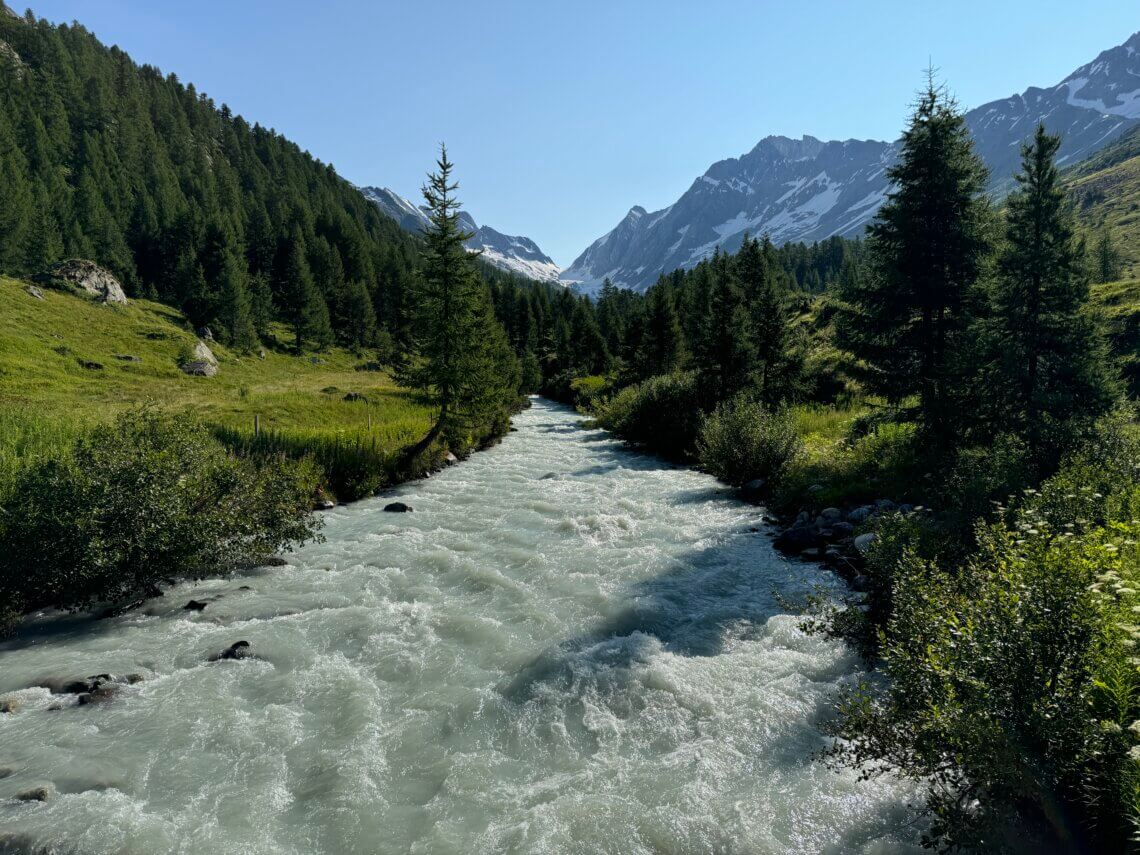 We volgen helemaal de rivier de Lonza.