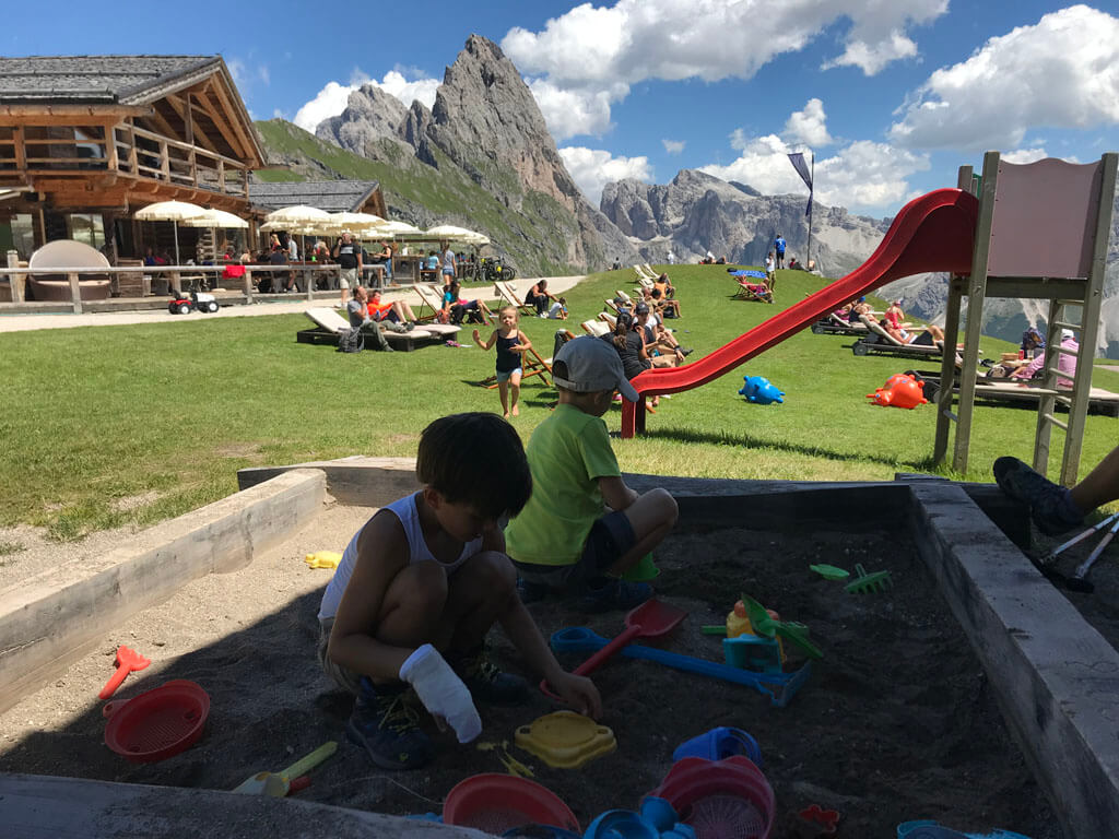 Ook bij de Baita Sofie Hütte is een fijne speeltuin voor de kinderen.