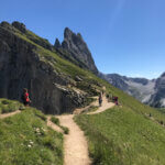 Vanaf het fotopunt, lopen we helemaal langs de bergkam.