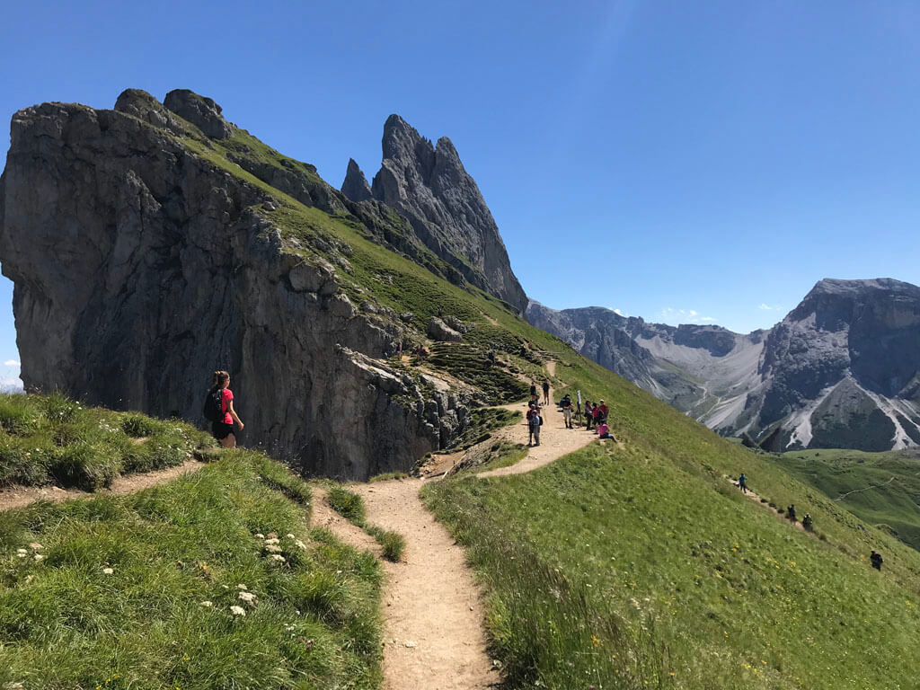 Vanaf het fotopunt, lopen we helemaal langs de bergkam.