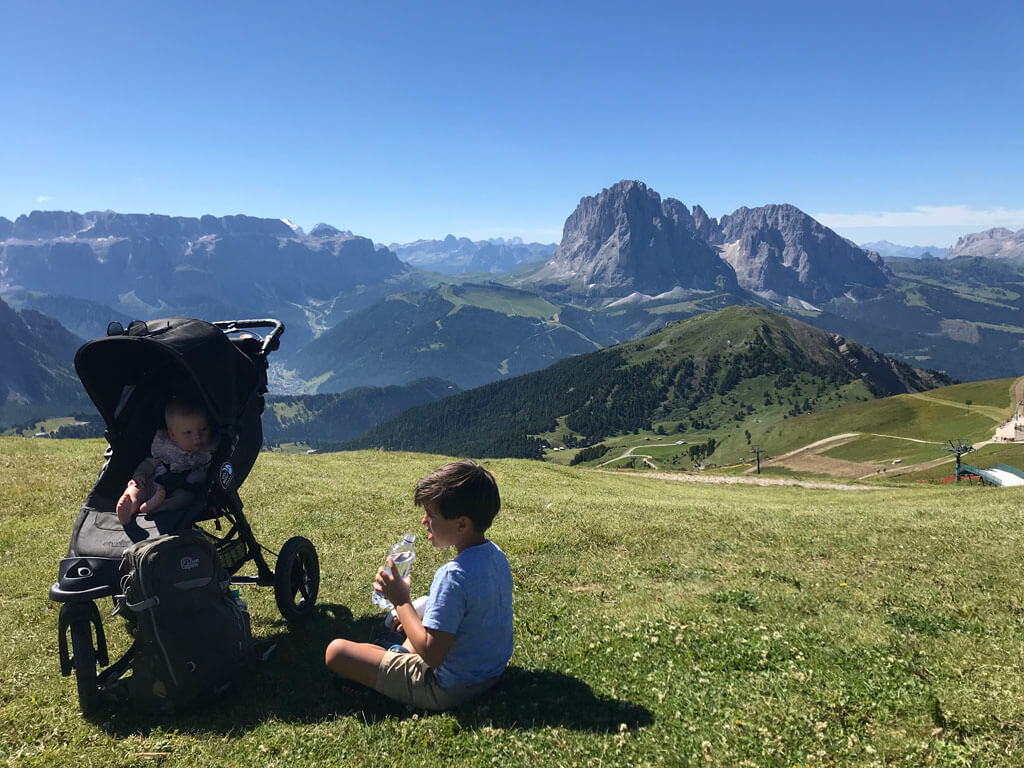 Bergen en een strakblauwe lucht. In Val Gardena schijnt bijna altijd de zon! 
