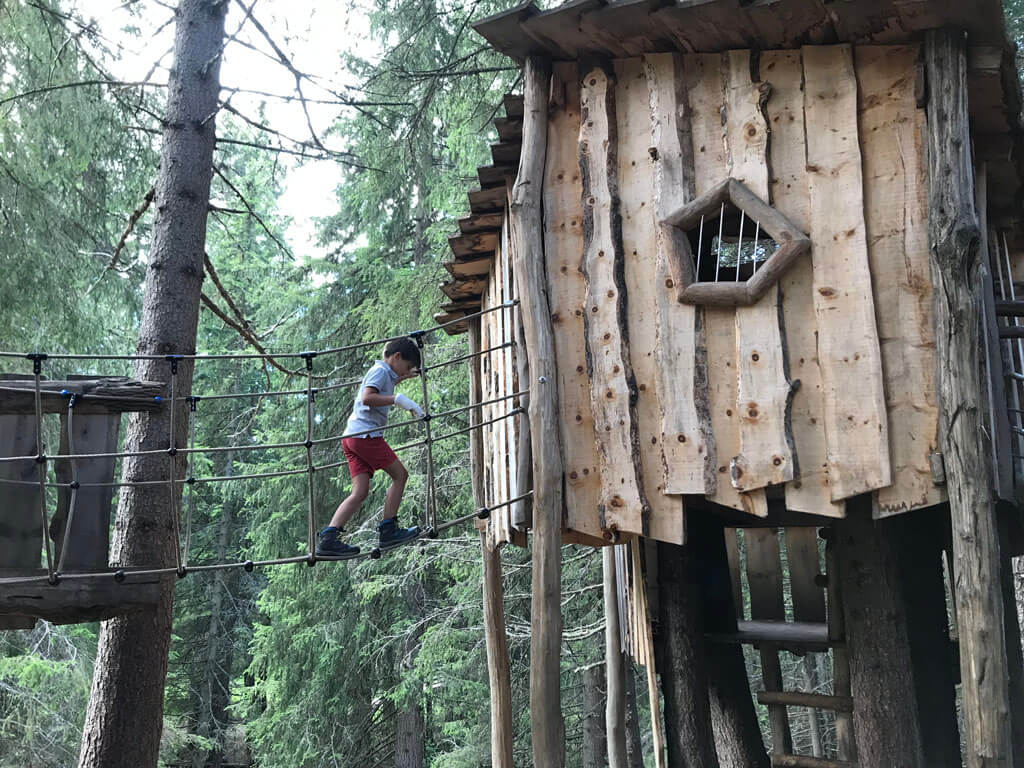 Onderweg zijn leuke speelactiviteiten, zoals dit speelhuisje in het bos.