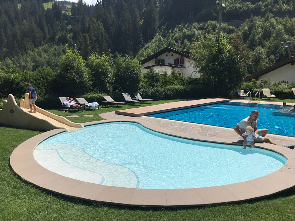 Family Hotel Posta heeft een fijn zwembad met apart peutergedeelte en ook een binnengedeelte.