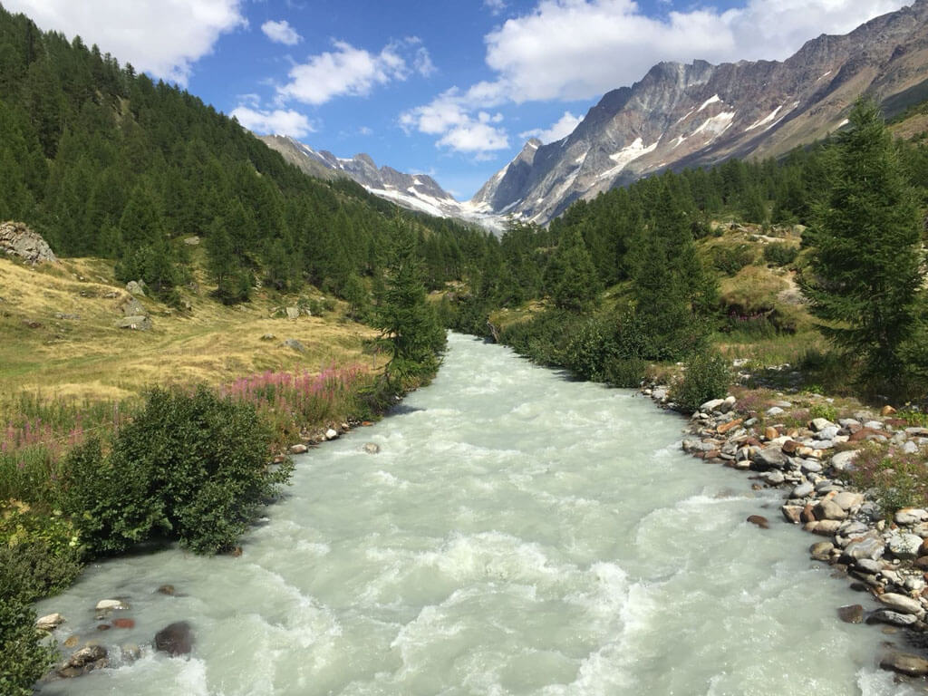 Aan het begin van de wandeling steek je eerst de rivier de Longa over.