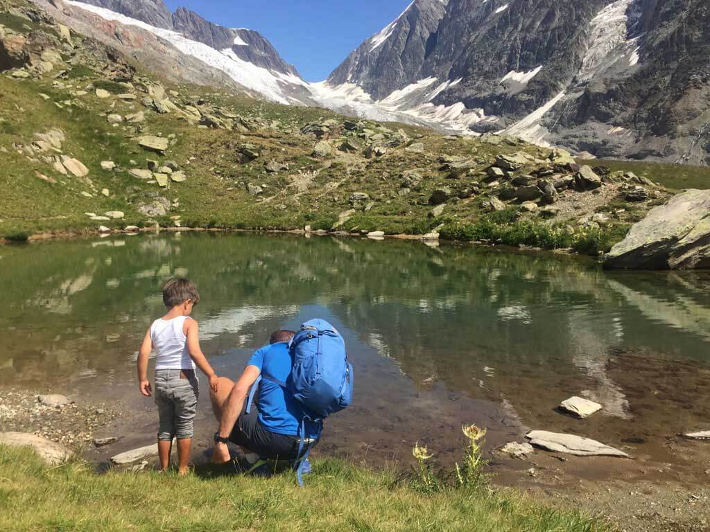 Samen kikkervisjes vangen in het heldere water.