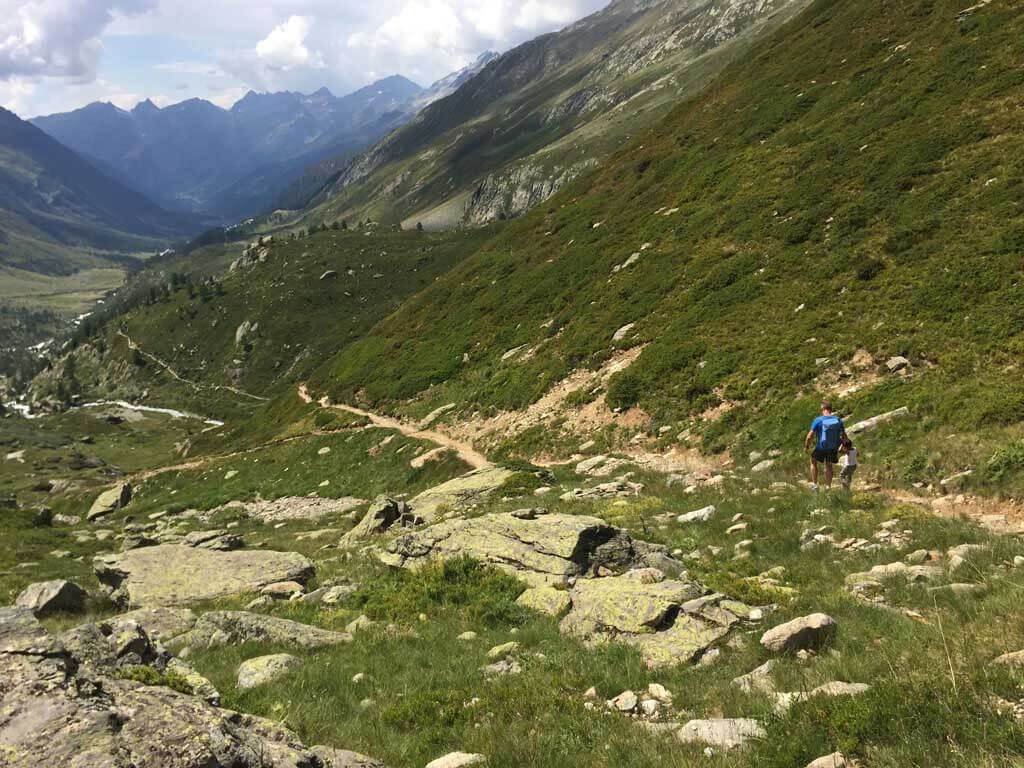 Vanaf de Zuidhelling dalen we af, we kijken nu het Lötschental in richting Blatten.