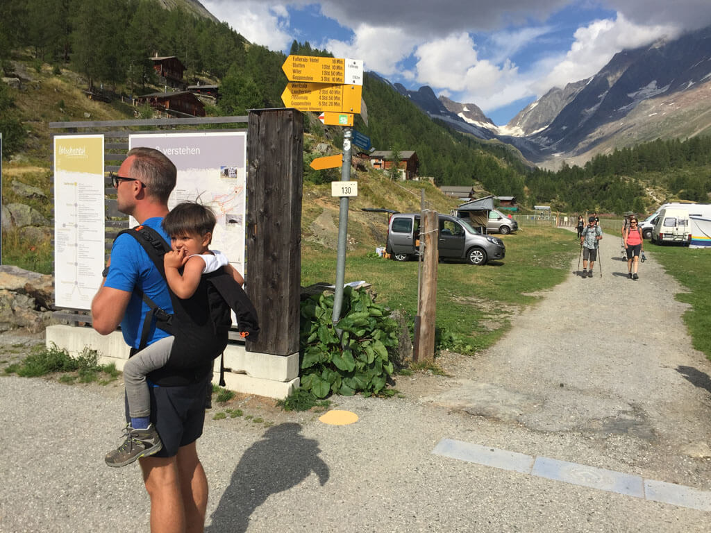 Bij de parkeerplaats van de Fafleralp is het beginpunt van mooie wandelingen.