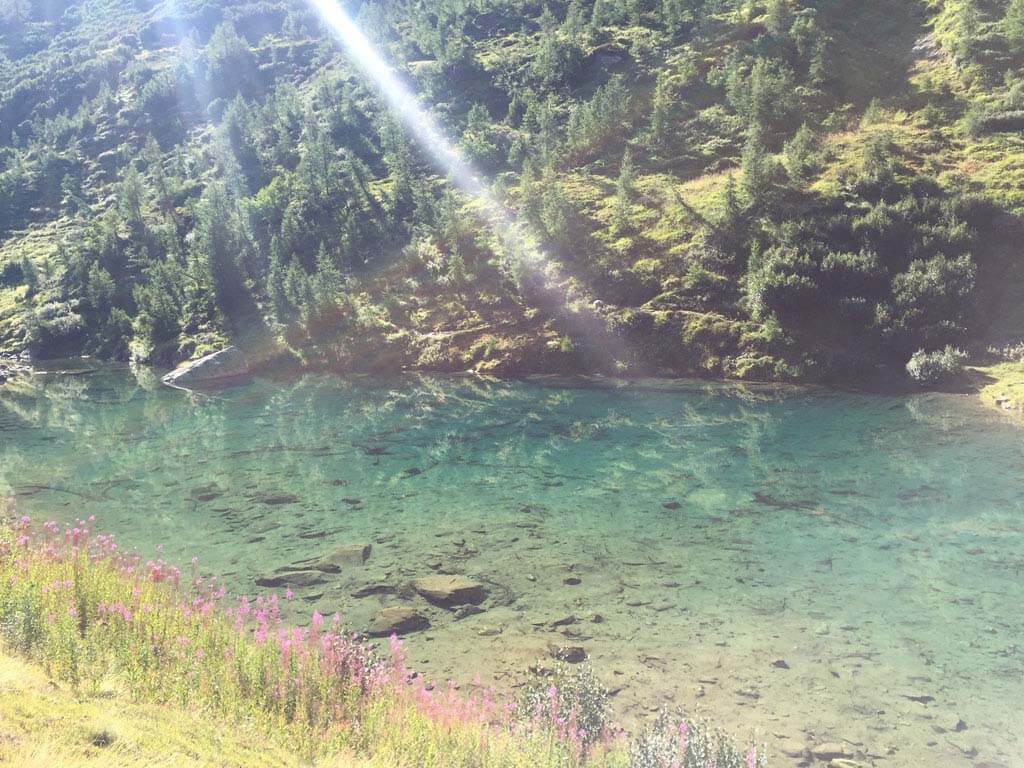 De Grundsee in het Lötschental, een bergmeertje met kraakhelder water.