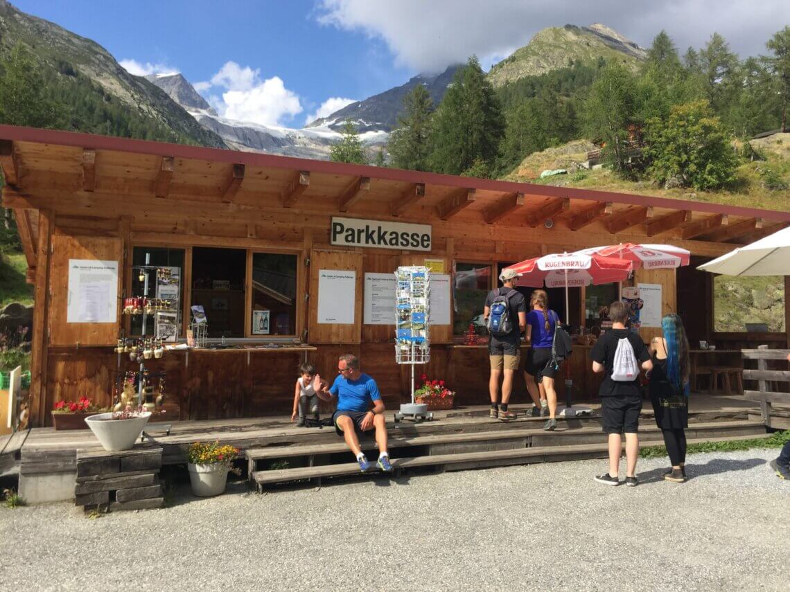 Bij de parkeerplaats van de Fafleralp is een kiosk, een natuurcamping en zijn er toiletten.