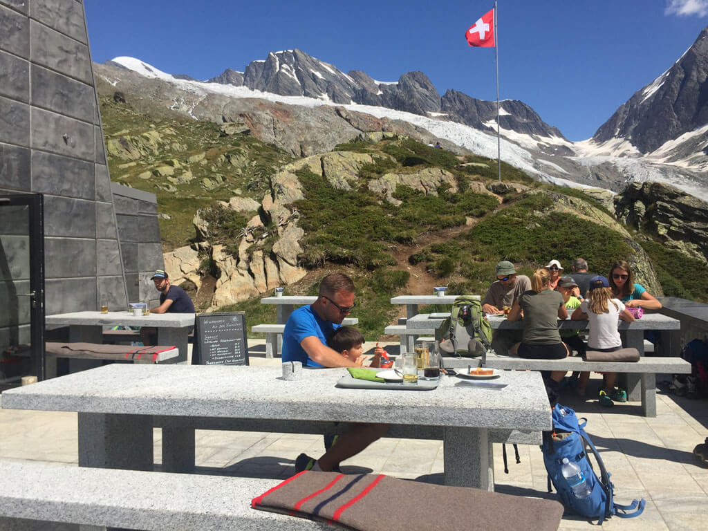 Even uitrusten bij de Anenhütte op 2358 meter hoogte.