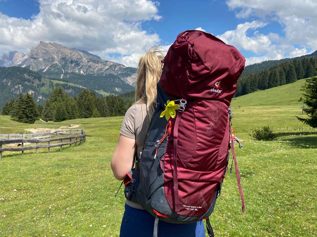 Aan de voorkant van de backpack kan je ook wandelstokken bevestigen.