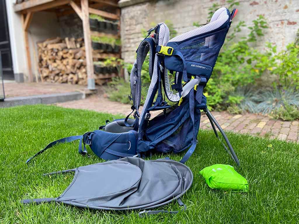 De Deuter Kid Comfort Active met het zonnenscherm en regenhoes.