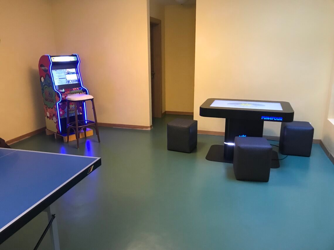 De gameroom met o.a. een playstation en tafeltennistafel.