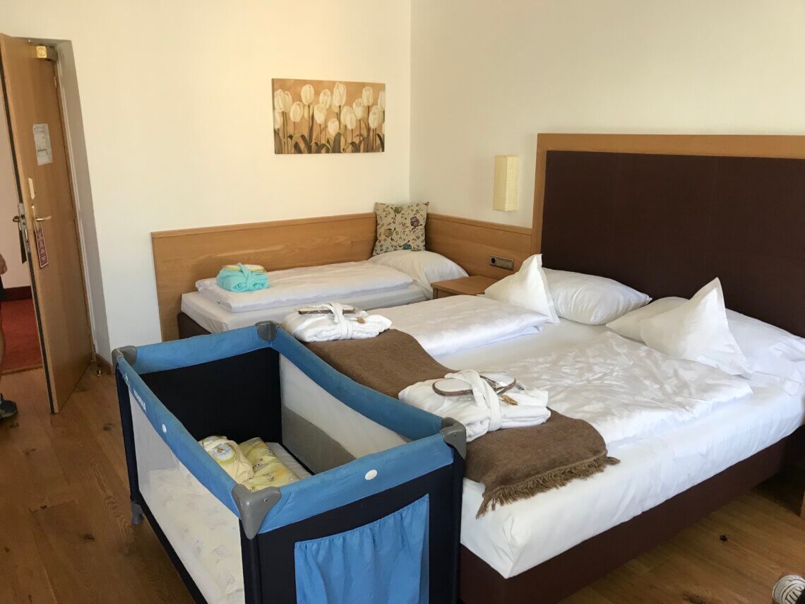 Ook de standaard kamer is fijn en groot genoeg voor een extra bed en kinderbedje.