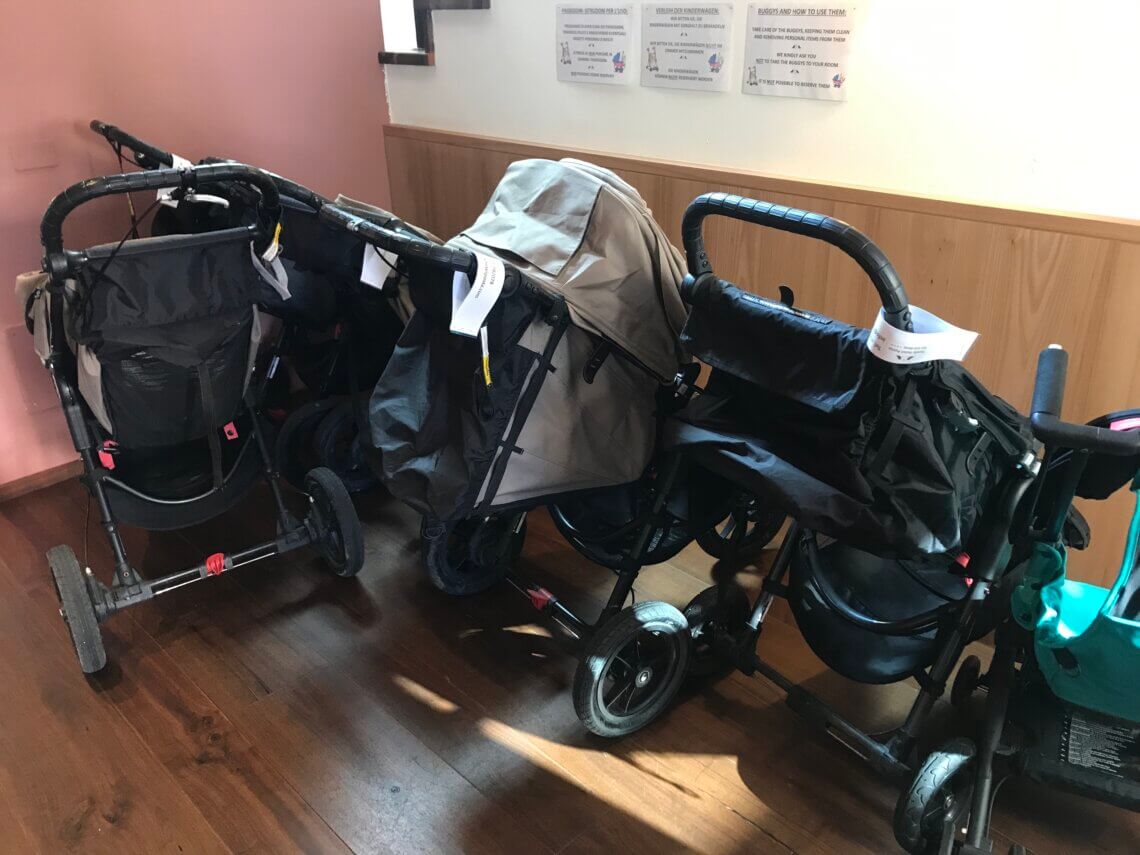 Verblijf je in een kinderhotel dan hoef je een stuk minder mee te nemen, buggy's leen je gewoon in het hotel.