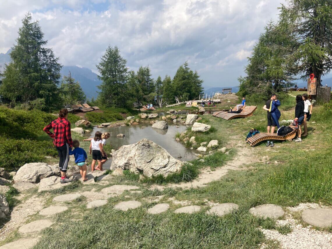 Halverwege is een mooi bergmeertje, ook ideaal voor een picknick.